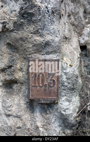 Entfernung Marker Tafel 10,3 Kilometer auf einem Stein Wand in der Stadt von Montigny-Sur-Loing Seine-et-Marne France mit Schnecken Stockfoto