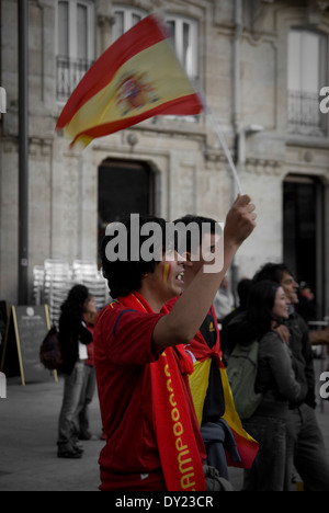 Ein junger Fan winken die spanische Flagge nach einem Tor im europäischen Fußball Finale Spanien vs. Italien 4:0 Stockfoto