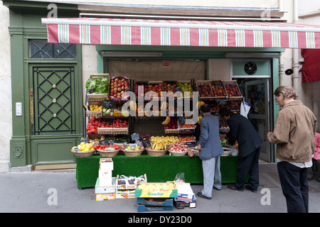 Ein Bürgersteig Anbieter verkaufen Obst und Gemüse in einem Bürgersteig stehen in Paris Frankreich Stockfoto