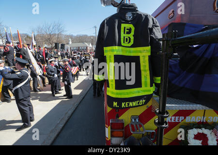 Boston, Massachusetts, USA. 3. April 2014. Tausende von Feuerwehrleuten aus quer durch die Vereinigten Staaten säumen die Straßen außerhalb der Heiligen Namen Gemeinde im Stadtteil West Roxbury Boston, Massachusetts, die letzte Ehre gefallenen Boston Feuerwehrmann Michael Kennedy, der eine Woche zuvor in einem neun-Alarm Feuer auf der Beacon Street getötet wurde. Bildnachweis: Nicolaus Czarnecki/METRO Boston/ZUMAPRESS.com/Alamy Live-Nachrichten Stockfoto