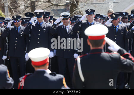 Boston, Massachusetts, USA. 3. April 2014. Tausende von Feuerwehrleuten aus quer durch die Vereinigten Staaten säumen die Straßen außerhalb der Heiligen Namen Gemeinde im Stadtteil West Roxbury Boston, Massachusetts, die letzte Ehre gefallenen Boston Feuerwehrmann Michael Kennedy, der eine Woche zuvor in einem neun-Alarm Feuer auf der Beacon Street getötet wurde. Bildnachweis: Nicolaus Czarnecki/METRO Boston/ZUMAPRESS.com/Alamy Live-Nachrichten Stockfoto