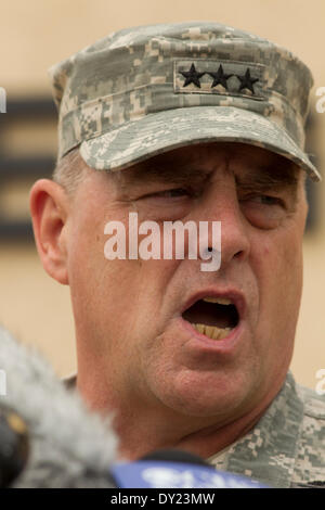 Fort Hood Army Post Kommandeur Generalleutnant Mark Milley spricht zu Medien, nachdem ein mass shooting an der Post 4 tote Links. Stockfoto