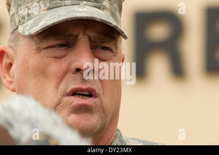 Fort Hood Army Post Kommandeur Generalleutnant Mark Milley spricht zu Medien, nachdem ein mass shooting an der Post 4 tote Links. Stockfoto