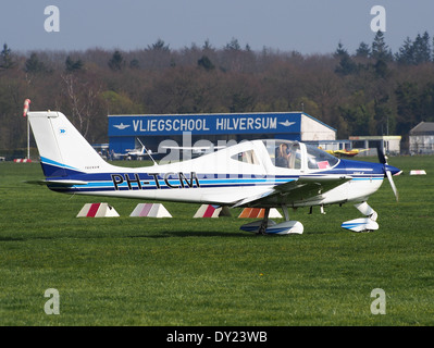 PH-TCM, ein Tecnam P2002 Sierra, wird am Flughafen Hilversum in den Niederlanden gefangen genommen. Dieses Leichtflugzeug wird für Training und Freizeitfliegen eingesetzt. Stockfoto