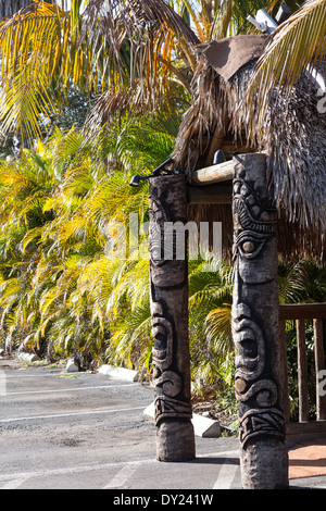 Faux Tiki Hütte Eingang, Green Iguana Bar und Restaurant, Tampa, FL, USA Stockfoto