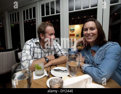 Laguna Beach, Kalifornien, USA. 27. November 2013. Laguna Beach Anwohner Shaun und Katie MacGullivary Getränke in der Bar an der Selänne am Mittwochabend---das Paar genießen Sie sagen sie in mehrere Male seit der Eröffnung aufgehört haben nur Getränke und dinner.db.jpg--11/27/13--PHOTO von DAVID BRO/ZUMA PRESS---Selänne Steak Taverne in Laguna Beach, Kalifornien, eröffnet seine Pforten letzten Monat mit einem traditionellen '' New American'' Stil Küche in gemütlichen und ungezwungenen Atmosphäre. Die Anaheim Ducks '' finnische Flash, '' Teemu Selänne Teileigentümer o Stockfoto