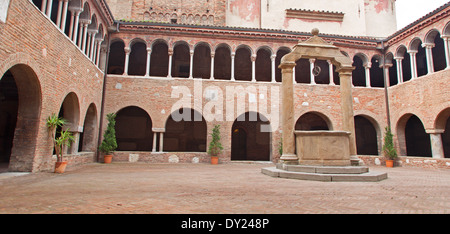 BOLOGNA, Italien - 16. März 2014: Atrium in st. Stephan oder Santo Stefano Kirchen Komplex. Stockfoto