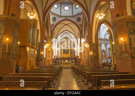 BOLOGNA, Italien - 16. März 2014: Main Hauptschiff der Kirche San Giovanni in Monte. Stockfoto