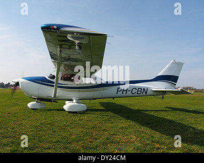 PH-CBN ist ein Reims F172N Skyhawk, der auf dem Flughafen Hilversum in den Niederlanden gefangen wurde. Dieses Leichtflugzeug wird für allgemeine Luftfahrt und Flugschulungen eingesetzt. Stockfoto