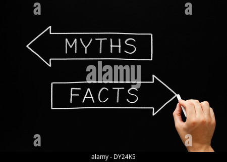 Hand-Mythen und Fakten-Konzept mit weißer Kreide auf Tafel skizzieren. Stockfoto
