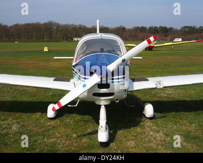 PH-TCM, ein Tecnam P2002 Sierra, der am Flughafen Hilversum (ICAO EHHV) gefangen genommen wurde und dessen Einsatz in der allgemeinen Luftfahrt und in der Flugausbildung hervorhebt. Stockfoto