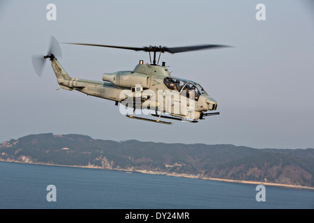 Ein Hubschrauber der US Marine Corps AH-1W Cobra bietet Luftunterstützung während des Trainings Ssang Yong 1. April 2014 vor der Küste Doksu-Ri, Pohang, Südkorea. Stockfoto