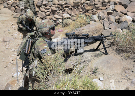 US-Armeesoldaten mit 3. Bataillon, 66th Armor Regiment, 172. Infanteriebrigade während einer Sicherheitspatrouille 19. August 2011 in Sar Howza, Provinz Paktika, Afghanistan. Stockfoto