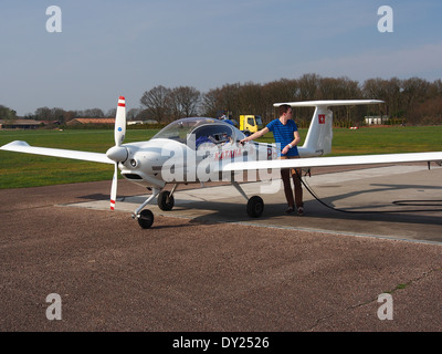 HOAC DV20 Katana, Registrierung PH-SKM, wird am Flughafen Hilversum (EHV) betankt. Die Katana ist ein leichtes, zweisitziges Trainingsflugzeug, das für das grundlegende Flugtraining entwickelt wurde. Stockfoto