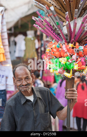 Varanasi, Uttar Pradesh, Indien. Mann verkaufte Spielzeug Flöten und Luftballons auf dem Basar Stockfoto