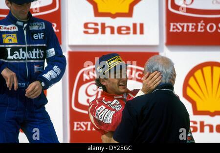 Interlagos, Brasilien. 28. März 1993. (L-R) Damon Hill (Williams), Ayrton Senna (McLaren), Juan-Manuel Fangio Formel 1: Williams-Renault-Piloten Damon Hill schaut zu, wie Ayrton Senna McLaren-Ford Juan-Manuel Fangio auf dem Podium nach dem 1993 Grand Prix von Brasilien in Interlagos, Brasilien umfasst. © Grand Prix Photo/AFLO/Alamy Live-Nachrichten Stockfoto