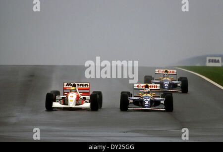 (L-R) Ayrton Senna (McLaren), Alain Prost, Damon Hill (Williams), APRIL 1993 - F1: Ayrton Senna McLaren-Ford übernimmt die Führung von Alain Prost, Williams-Renault in der ersten Runde des Europäischen Grand Prix 1993 in Donington Park in England. Hinter ihnen ist Damon Hill. © Grand Prix Photo/AFLO/Alamy Live-Nachrichten Stockfoto