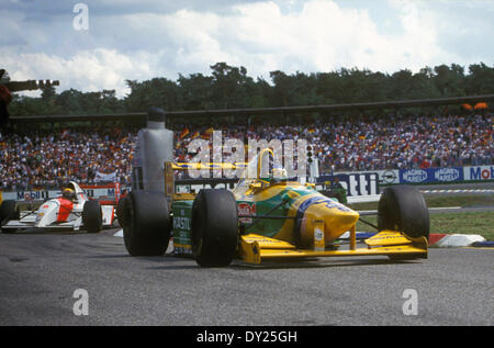 Hockenheim, Deutschland. 25., 1993. (R-L) Michael Schumacher (Benetton), Ayrton Senna (McLaren) F1: Michael Schumacher Benetton-Ford führt Ayrton Senna McLaren-Ford Ende 1993 German Grand Prix in Hockenheim, Deutschland. © Grand Prix Photo/AFLO/Alamy Live-Nachrichten Stockfoto