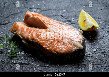 Frisch gebratene Lachs mit Dill und Zitrone serviert Stockfoto