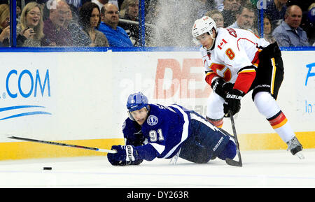 3. April 2014 - Tampa, Florida, USA - DIRK SHADD | Zeiten. Tampa Bay Lightning Zentrum Steven Stamkos (91) arbeitet, um den Puck beim nach unten auf dem Eis gegen die Calgary Flames spielen center Joe Colborne (8) während der zweiten Periode Aktion bei der Tampa Bay Times Forum in Tampa am Donnerstag (03.04.14) (Credit-Bild: © Dirk Shadd/Tampa Bay Times/ZUMAPRESS.com) Stockfoto