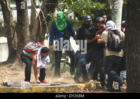 Caracas, Venezuela - 3. April 2014: Eine gewalttätige Gruppe von Demonstranten überfallen und ausgeraubt Fotojournalist innerhalb der Universidad Central de Venezuela (UCV).  Bildnachweis: Rafael A. Hernández/Pacific Presse/Alamy Live-Nachrichten Stockfoto