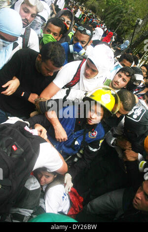 Caracas, Venezuela - 3. April 2014: Eine Gruppe von gewalttätigen Demonstranten versucht ein Infiltrat in einem Protest in der Universidad Central de Venezuela, lynchen, während eine andere Gruppe, unterstützt von mehreren Feuerwehrleuten versucht, ihn zu retten.   Bildnachweis: Rafael A. Hernández/Pacific Presse/Alamy Live-Nachrichten Stockfoto