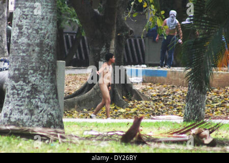 Caracas, Venezuela - 3. April 2014: Pacific Student ist durch eine gewalttätige Gruppe Maduro Anhänger in der Universidad Central de Venezuela (UCV) beraubt.  Bildnachweis: Rafael A. Hernández/Pacific Presse/Alamy Live-Nachrichten Stockfoto