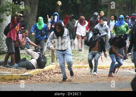 Caracas, Venezuela - 3. April 2014: Eine gewalttätige Gruppe von Demonstranten angegriffen friedliche Studenten an der Fakultät für Sozialarbeit, in der Universidad Central de Venezuela (UCV).  Bildnachweis: Rafael A. Hernández/Pacific Presse/Alamy Live-Nachrichten Stockfoto