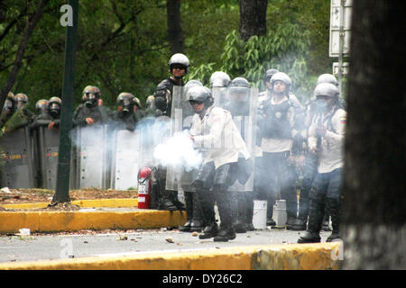 Caracas, Venezuela - 3. April 2014: A National Polizist schießt Tränengas Kanister Demonstranten in den Toren der Universidad Central de Venezuela (UCV).  Bildnachweis: Rafael A. Hernández/Pacific Presse/Alamy Live-Nachrichten Stockfoto