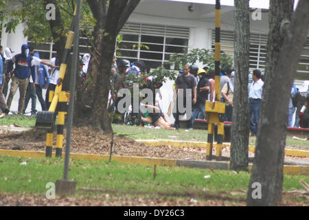 Caracas, Venezuela - 3. April 2014: Eine Gruppe von gewalttätigen Demonstranten Streifen Pazifik Student an einer Protestaktion in der Universidad Central de Venezuela.  Bildnachweis: Rafael A. Hernández/Pacific Presse/Alamy Live-Nachrichten Stockfoto