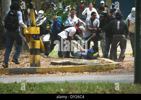 Caracas, Venezuela - 3. April 2014: Eine gewalttätige Gruppe Chavez Unterstützer Bürger lynch ein College-Student in einem Aufruhr in der Universidad Central de Venezuela (UCV).  Bildnachweis: Rafael A. Hernández/Pacific Presse/Alamy Live-Nachrichten Stockfoto