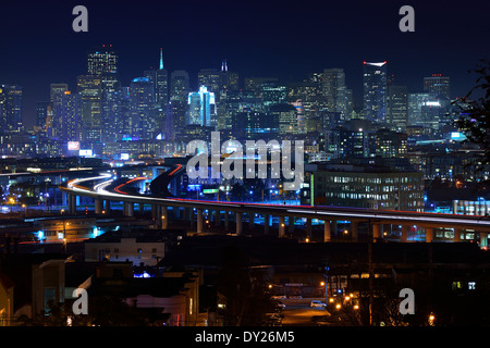 San Francisco bei Nacht gesehen von Potrero Hill mit I280 im Vordergrund. Stockfoto