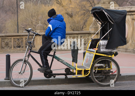 Eine Rikscha-Fahrer wartet auf einen Tarif auf Bethesda Terrasse im New Yorker Central Park Stockfoto