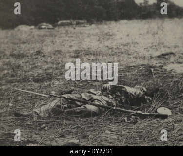 Die Wirkung einer Muschel - toten Soldaten auf dem Schlachtfeld von Gettysburg während USA Bürgerkrieg Stockfoto