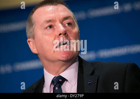 Washington DC, USA. 3. April 2014. Willie Walsh, Chief Executive Officer, International Consolidated Airlines Group, S.A., spricht bei der U.S. Chamber Of Commerce Foundation 13. jährliche Luftfahrtgipfel in Washington, D.C., am 3. April 2014. Bildnachweis: Kristoffer Tripplaar/Alamy Live-Nachrichten Stockfoto