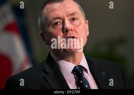 Washington DC, USA. 3. April 2014. Willie Walsh, Chief Executive Officer, International Consolidated Airlines Group, S.A., spricht bei der U.S. Chamber Of Commerce Foundation 13. jährliche Luftfahrtgipfel in Washington, D.C., am 3. April 2014. Bildnachweis: Kristoffer Tripplaar/Alamy Live-Nachrichten Stockfoto