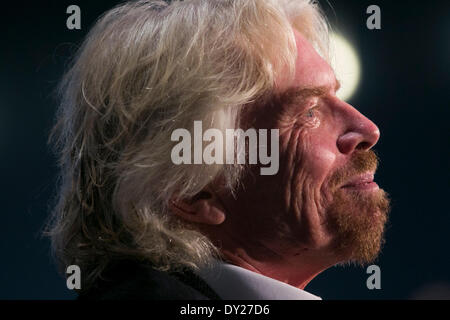 Washington DC, USA. 3. April 2014. Sir Richard Branson, Gründer, Virgin Group, spricht bei der U.S. Chamber Of Commerce Foundation 13. jährliche Luftfahrtgipfel in Washington, D.C., am 3. April 2014. Bildnachweis: Kristoffer Tripplaar/Alamy Live-Nachrichten Stockfoto
