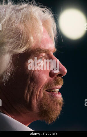 Washington DC, USA. 3. April 2014. Sir Richard Branson, Gründer, Virgin Group, spricht bei der U.S. Chamber Of Commerce Foundation 13. jährliche Luftfahrtgipfel in Washington, D.C., am 3. April 2014. Bildnachweis: Kristoffer Tripplaar/Alamy Live-Nachrichten Stockfoto