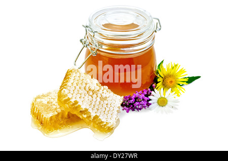 Waben Sie mit duftenden Honig, Wildblumen, ein Glas isoliert auf weißem Hintergrund Stockfoto