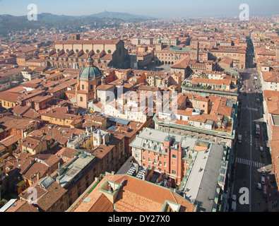 Bologna - Ausblick von Torre Asinelli auf Dom und Palazzo Comunale in Morgen Stockfoto