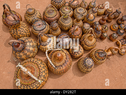 Hamer-Souvenir-Kunst auf dem Wochenmarkt in Dimeka im Omo-Tal, Äthiopien Stockfoto