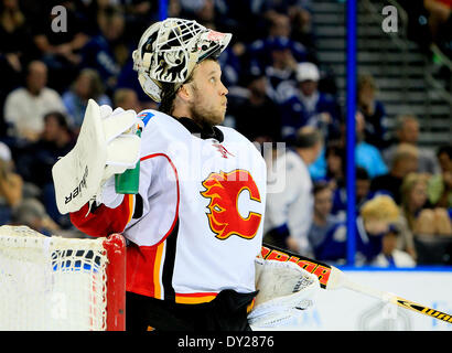 Tampa, Florida, USA. 3. April 2014. Calgary Flames Torwart Karri Ramo (31) blickt auf in einem Stillstand im Spiel gegen die Tampa Bay Lightning während der dritten Periode Aktion bei der Tampa Bay Times Forum in Tampa am Donnerstag (03.04.14) (Bild Kredit: Kredit: Dirk Shadd/Tampa Bay Times/ZUMAPRESS.com/Alamy Live News) Stockfoto