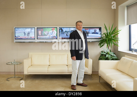 Tony Burman, Managing Director of Al Jazeera English (2008-2010) steht für ein Porträt in seinem Büro in Doha, Katar. Stockfoto