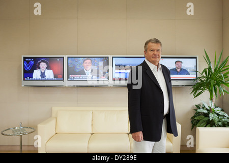 Tony Burman, Managing Director of Al Jazeera English (2008-2010) steht für ein Porträt in seinem Büro in Doha, Katar. Stockfoto