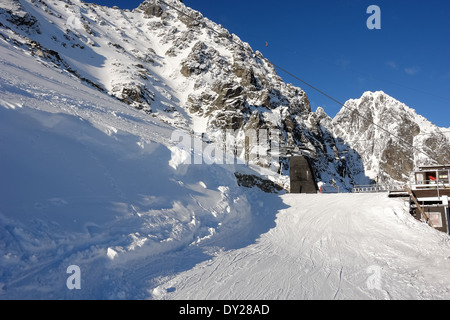 Blick auf die Liftstation Lomnicke Sedlo und Lomnicky Stit in der hohen Tatra, Slowakei Stockfoto