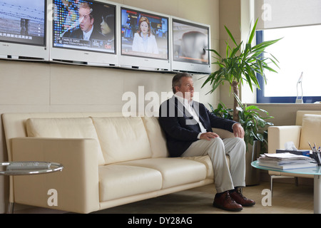 Tony Burman, Managing Director of Al Jazeera English (2008-2010) sitzt für ein Porträt in seinem Büro in Doha, Katar. Stockfoto