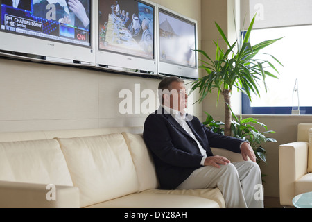 Tony Burman, Managing Director of Al Jazeera English (2008-2010) sitzt für ein Porträt in seinem Büro in Doha, Katar. Stockfoto