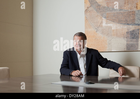 Tony Burman, Managing Director of Al Jazeera English (2008-2010) sitzt für ein Porträt in seinem Büro in Doha, Katar. Stockfoto