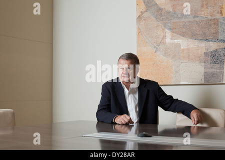 Tony Burman, Managing Director of Al Jazeera English (2008-2010) sitzt für ein Porträt in seinem Büro in Doha, Katar. Stockfoto