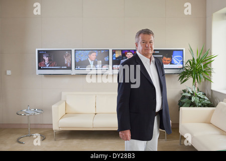 Tony Burman, Managing Director of Al Jazeera English (2008-2010) steht für ein Porträt in seinem Büro in Doha, Katar. Stockfoto